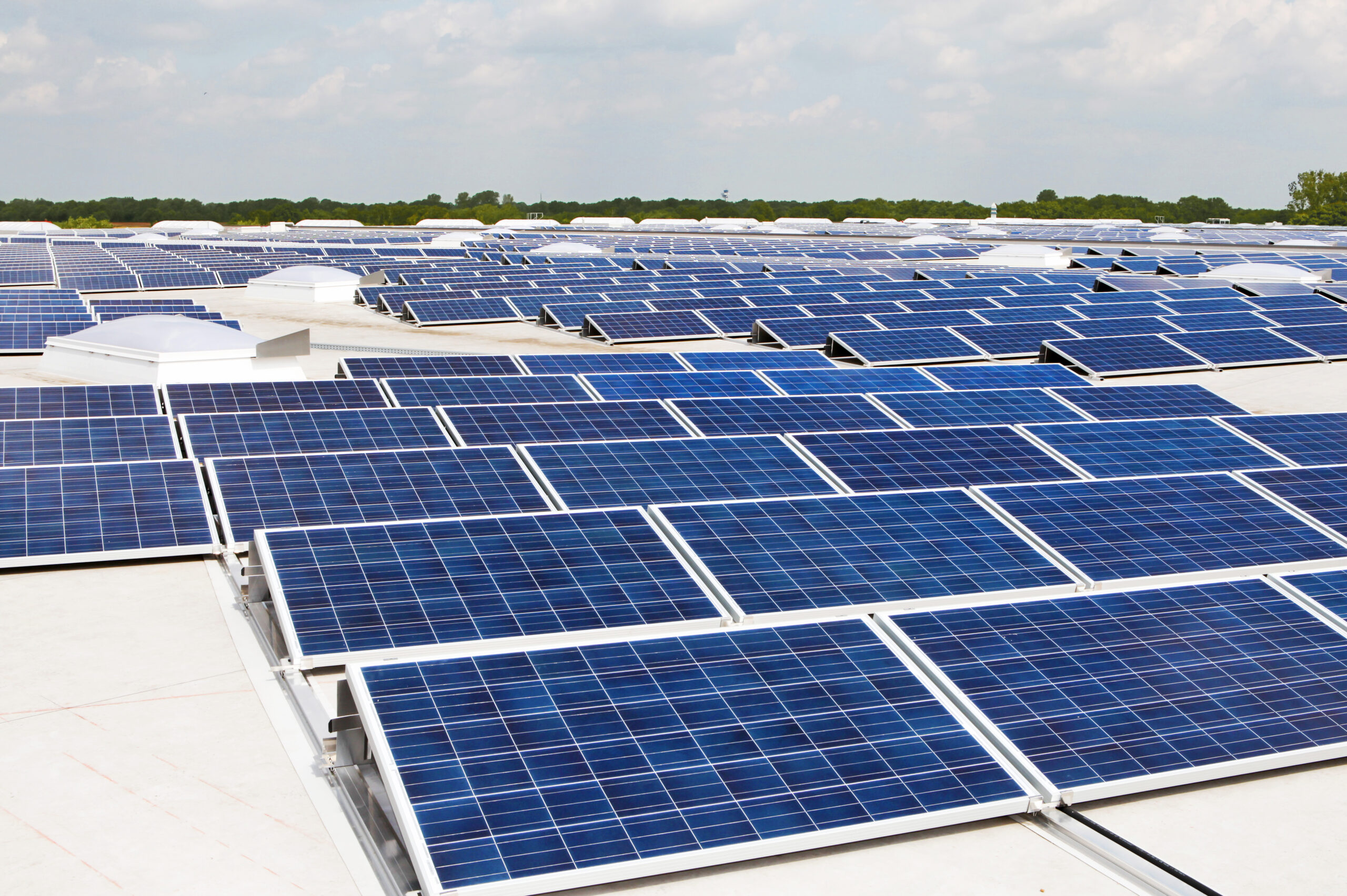 Die größte PV-Dachanlage in der Region Hannover und eine der größten Anlagen in ganz Niedersachsen zum Zeitpunkt der Fertigstellung.